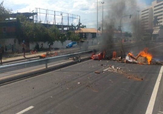 Moradores da Linha fecham BR-101, em Campos, em protesto por falta de energia