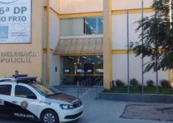 Foragido da justiça é preso após agredir companheira em Cabo Frio