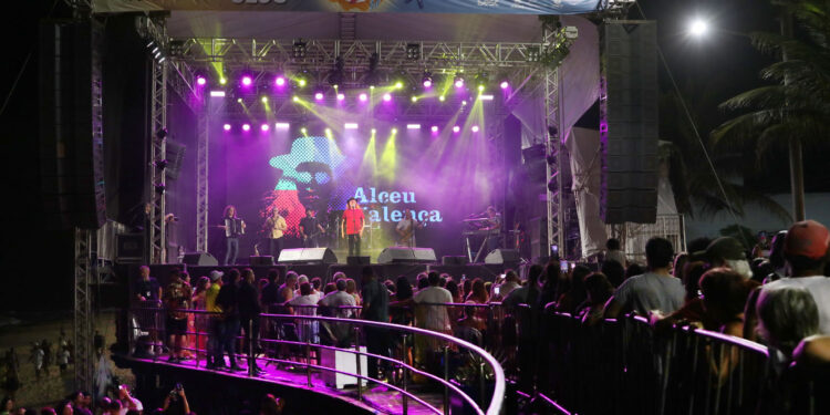 Alceu Valença faz arrasta-pé na Praia dos Cavaleiros