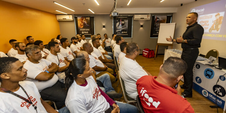 Mobilidade Urbana realiza palestra para motociclistas de aplicativo sobre Educação no Trânsito