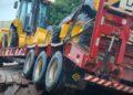 Carreta fica pendurada em ponte e interdita estrada em Campos