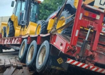 Carreta fica pendurada em ponte e interdita estrada em Campos