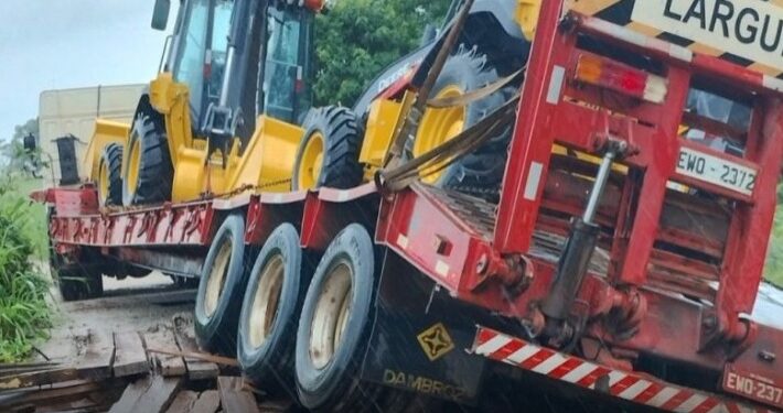 Carreta fica pendurada em ponte e interdita estrada em Campos