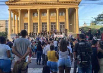 Entidades e permissionários de vans fazem protesto em defesa da votação da LOA em Campos