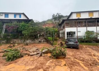 Deslizamento de terra atinge duas casas em Búzios após parte de muro desabar