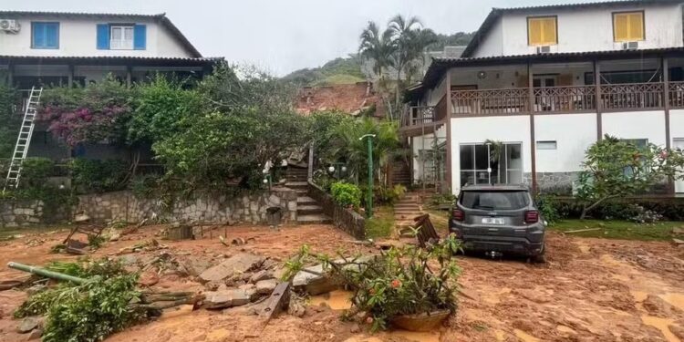 Deslizamento de terra atinge duas casas em Búzios após parte de muro desabar