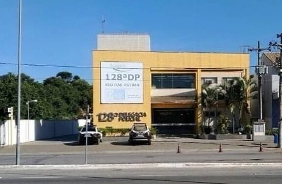 Mulher é presa por sequestro e tentativa de homicídio em Rio das Ostras