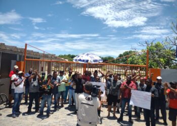 Funcionários protestam contra falta de salário e benefícios em Macaé