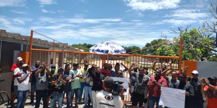 Funcionários protestam contra falta de salário e benefícios em Macaé