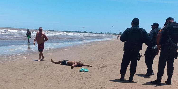Homem reage a assalto e mata bandido em praia de SFI