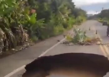 Enorme cratera é formada na RJ-152, entre Euclidelândia e Cantagalo; trecho está interditado
