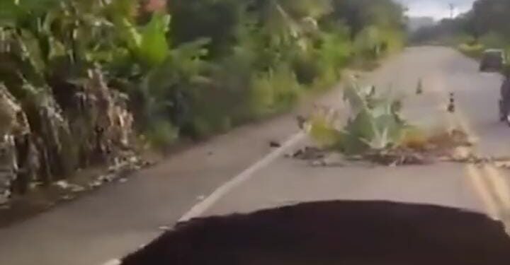 Enorme cratera é formada na RJ-152, entre Euclidelândia e Cantagalo; trecho está interditado