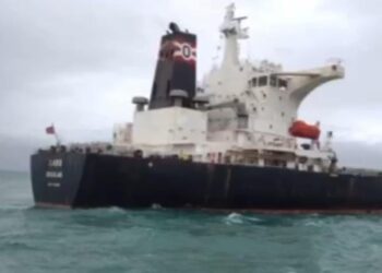 Navio do Reino Unido encalha no mar em São João da Barra