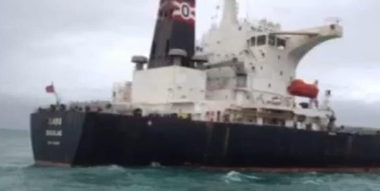 Navio do Reino Unido encalha no mar em São João da Barra