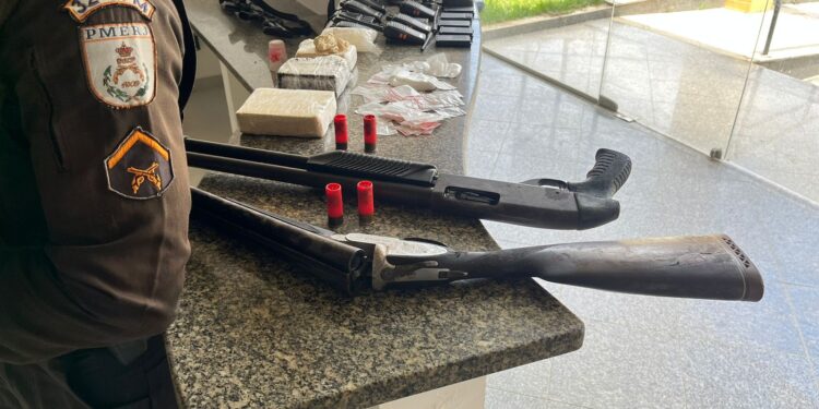 Dois homens são presos com armas e drogas em Conceição de Macabu