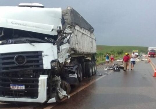 Duas pessoas ficam feridas em acidente na Rodovia BR-101, em Campos
