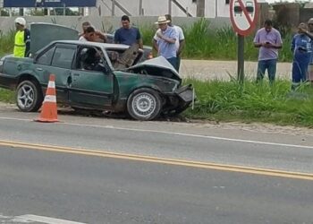 Homem morre em grave acidente entre carro e carreta na BR-101 em Campos