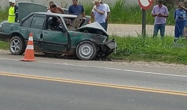 Homem morre em grave acidente entre carro e carreta na BR-101 em Campos