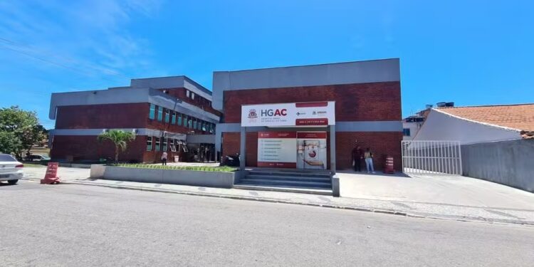 Jovem de 14 anos fica tetraplégico após mergulhar em Arraial do Cabo