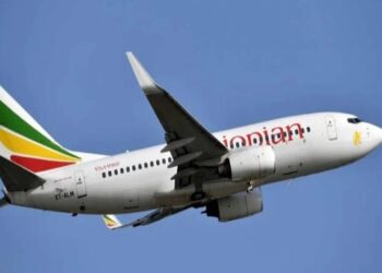 Homem morre após surtar e tentar abrir porta em voo com ministros de Lula