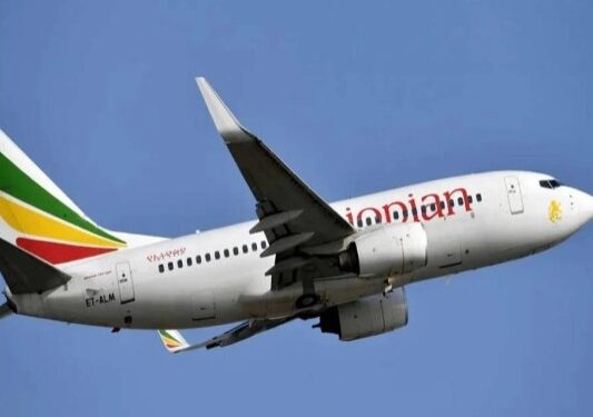 Homem morre após surtar e tentar abrir porta em voo com ministros de Lula