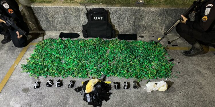 PM apreende mais de 4 mil sacolés de cocaína dentro de casa abandonada na Fronteira, em Macaé