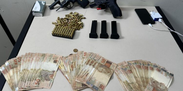 Ação conjunta do 32º BPM e 128ª DP prende foragido da Justiça com armas em pousada de Rio das Ostras