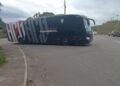 Motorista de ônibus de time de futebol abastece e tenta dar calote em posto de combustível em Casimiro de Abreu