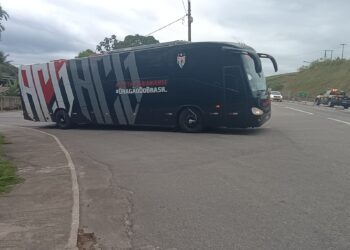Motorista de ônibus de time de futebol abastece e tenta dar calote em posto de combustível em Casimiro de Abreu