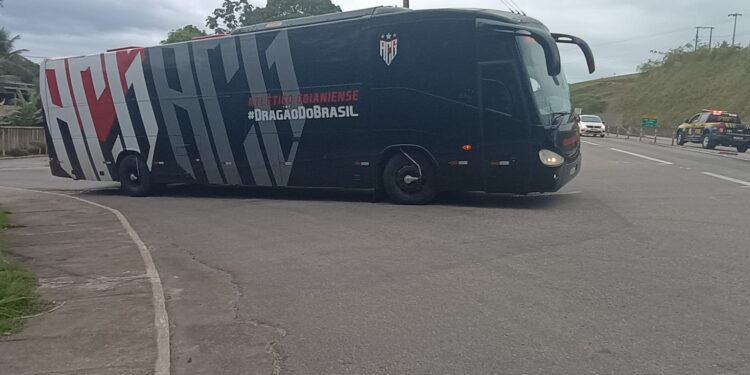 Motorista de ônibus de time de futebol abastece e tenta dar calote em posto de combustível em Casimiro de Abreu