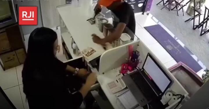 Homem armado invade estabelecimento e rouba clientes e funcionários em Campos