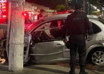 Carro atinge poste e motorista fica preso às ferragens
