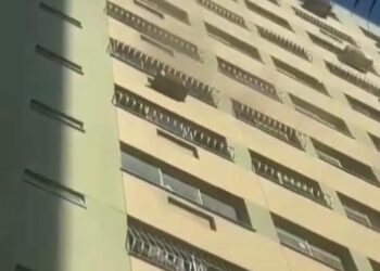 Homem fica em estado grave após inalar fumaça em incêndio em condomínio de Campos