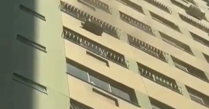 Homem fica em estado grave após inalar fumaça em incêndio em condomínio de Campos