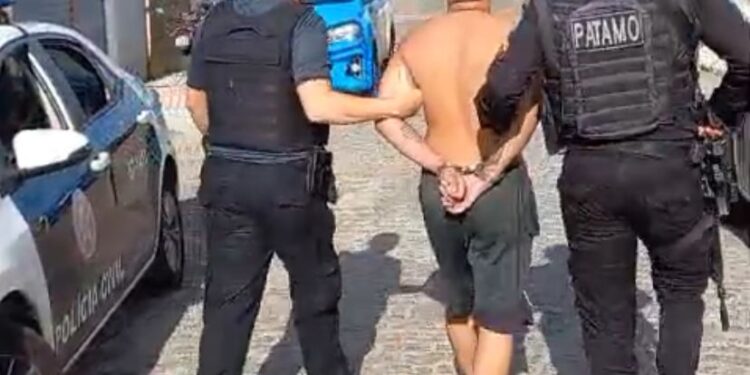 Líder de facção criminosa com mandado de prisão por homicídio é preso; submetralhadoras e drogas foram apreendidas