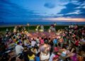 Cia Chirulico apresenta “Circo de Verão” para celebrar o mês do circo na orla da Praia Campista