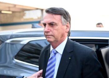 PF indicia Bolsonaro por adulteração no cartão de vacinação da Covid