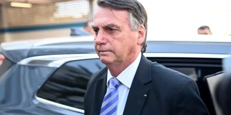 PF indicia Bolsonaro por adulteração no cartão de vacinação da Covid