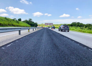 Quilômetros 55 e 57, em São Pedro da Aldeia, recebem obras de pavimentação nesta terça-feira