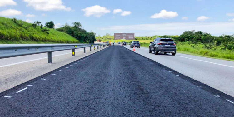 Quilômetros 55 e 57, em São Pedro da Aldeia, recebem obras de pavimentação nesta terça-feira