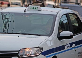 Taxistas deverão solicitar autorização para exercício de 2024