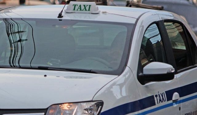 Taxistas deverão solicitar autorização para exercício de 2024