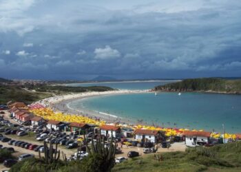Praia das Conchas, em Cabo Frio, será interditada na segunda e terça-feira para demolição de quiosques