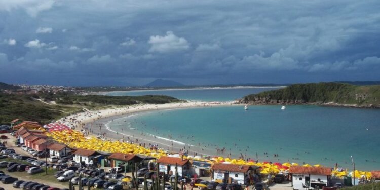 Praia das Conchas, em Cabo Frio, será interditada na segunda e terça-feira para demolição de quiosques