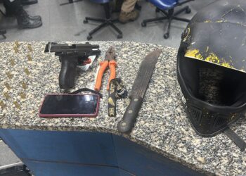 Foragidos da Justiça são presos com arma de fogo e faca em Macaé por agentes do 32º BPM
