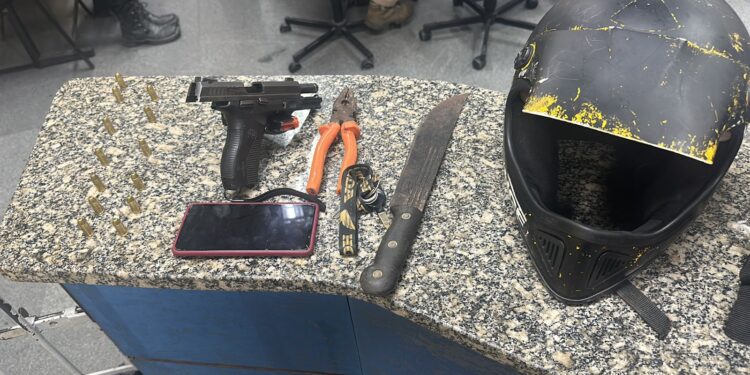 Foragidos da Justiça são presos com arma de fogo e faca em Macaé por agentes do 32º BPM