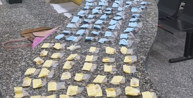 Segurança Presente de Macaé desarticula ponto de tráfico, detém dois indivíduos e apreende carga de crack e cocaína