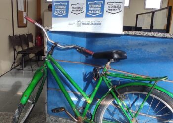 Homem é preso em flagrante com apoio de populares após furtar bicicleta, em Macaé