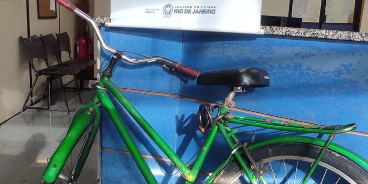 Homem é preso em flagrante com apoio de populares após furtar bicicleta, em Macaé