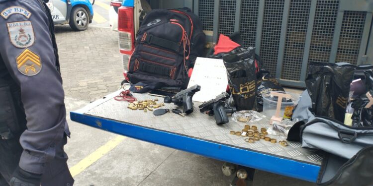 Três homens são presos após tentativa de roubo à joalheria em Rio das Ostras